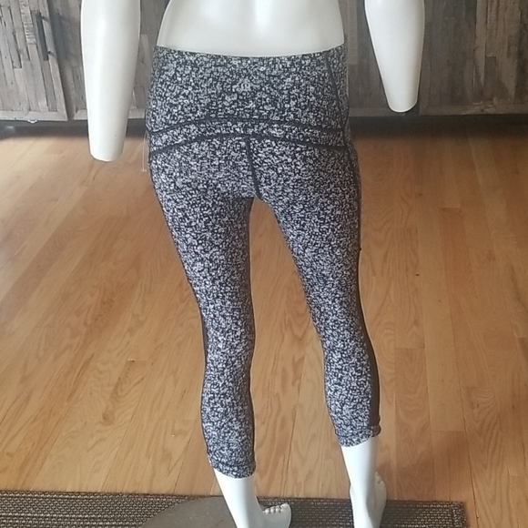 Lululemon cropped leggings - Picture 8 of 16